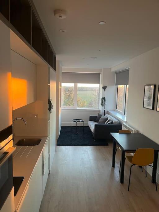 Luxx Apartment & Suites, London Heathrow Airport, Terminal 4, Piccadilly Underground Train Station Nearby! Hillingdon Exterior foto