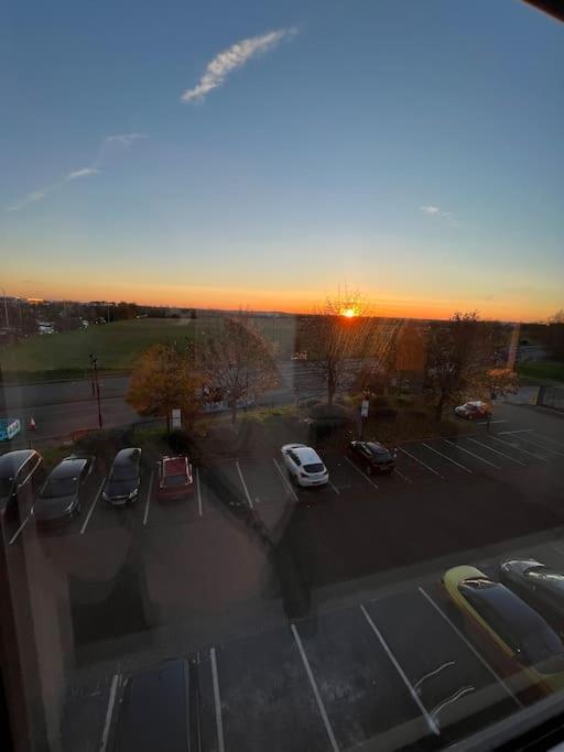 Luxx Apartment & Suites, London Heathrow Airport, Terminal 4, Piccadilly Underground Train Station Nearby! Hillingdon Exterior foto