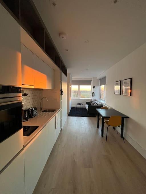 Luxx Apartment & Suites, London Heathrow Airport, Terminal 4, Piccadilly Underground Train Station Nearby! Hillingdon Exterior foto
