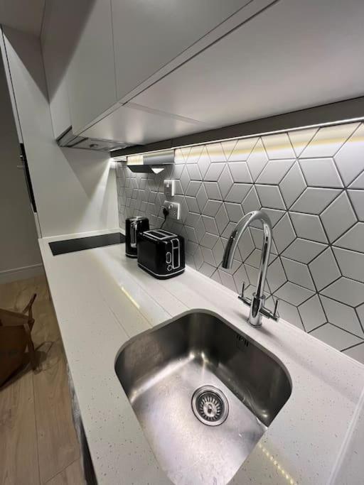 Luxx Apartment & Suites, London Heathrow Airport, Terminal 4, Piccadilly Underground Train Station Nearby! Hillingdon Exterior foto