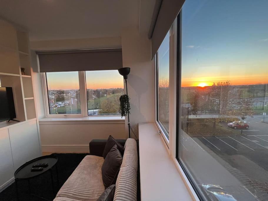 Luxx Apartment & Suites, London Heathrow Airport, Terminal 4, Piccadilly Underground Train Station Nearby! Hillingdon Exterior foto