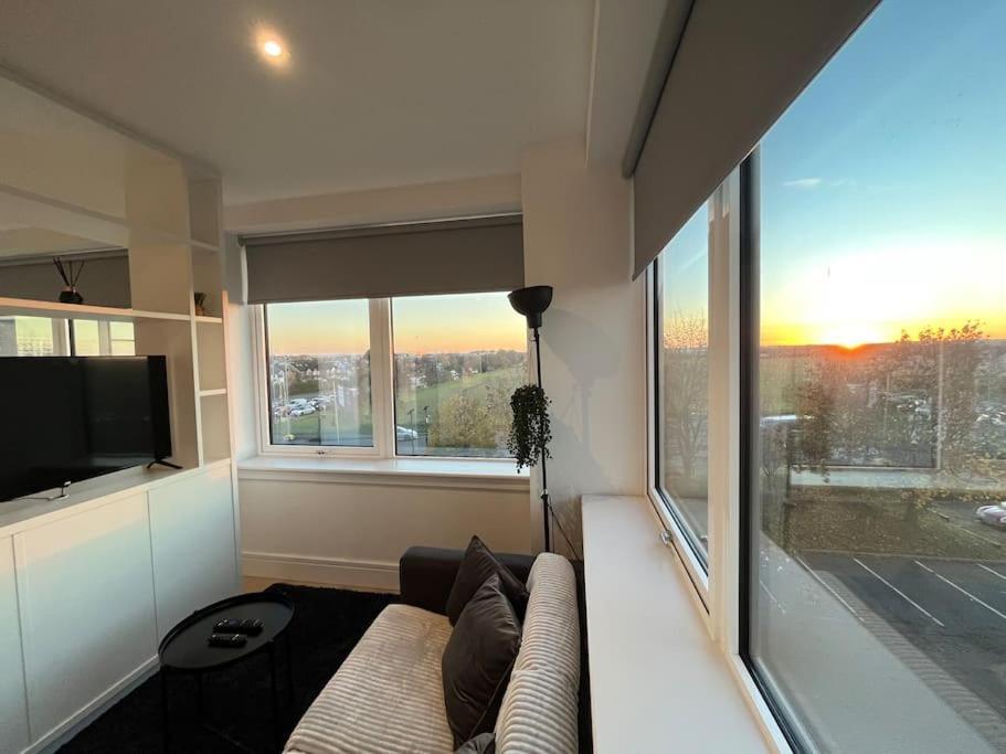 Luxx Apartment & Suites, London Heathrow Airport, Terminal 4, Piccadilly Underground Train Station Nearby! Hillingdon Exterior foto