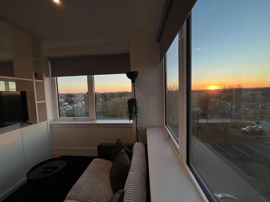 Luxx Apartment & Suites, London Heathrow Airport, Terminal 4, Piccadilly Underground Train Station Nearby! Hillingdon Exterior foto