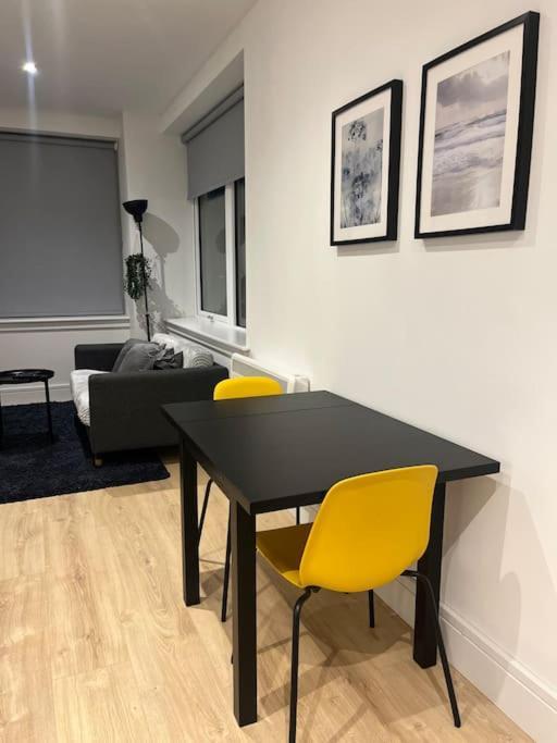 Luxx Apartment & Suites, London Heathrow Airport, Terminal 4, Piccadilly Underground Train Station Nearby! Hillingdon Exterior foto