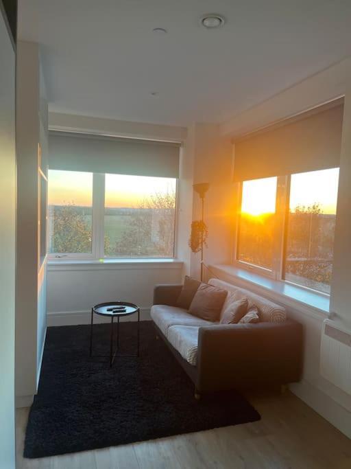 Luxx Apartment & Suites, London Heathrow Airport, Terminal 4, Piccadilly Underground Train Station Nearby! Hillingdon Exterior foto