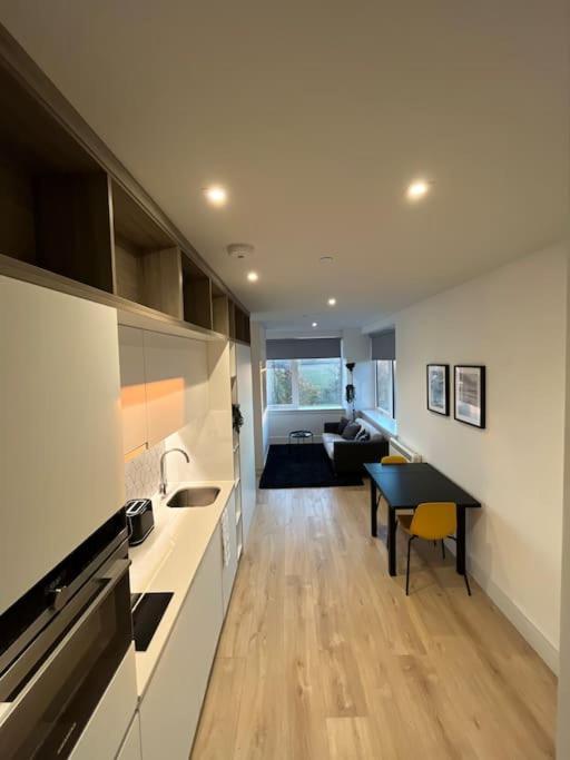 Luxx Apartment & Suites, London Heathrow Airport, Terminal 4, Piccadilly Underground Train Station Nearby! Hillingdon Exterior foto